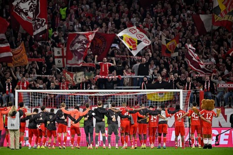 FC Bayern Munich FCB players, from behind, thank fans of the Südkurve, fan block, fans, fan curve,