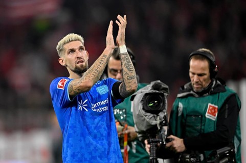 Robert Andrich Bayer 04 Leverkusen (08) thanks fans gesture gesture TV camera Allianz Arena,