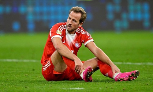 Harry Kane FC Bayern Munich FCB (09) sitting on grass, disappointed, disappointment, Allianz Arena,