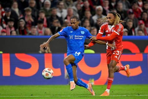 Duel, action Sacha Boey FC Bayern Munich FCB (23) versus Jeanuel Belocian Bayer 04 Leverkusen (44)