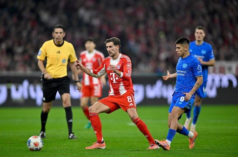 Leon Goretzka FC Bayern Munich FCB (08) Action on the ball Referee Deniz Aytekin Claudio Echeverri