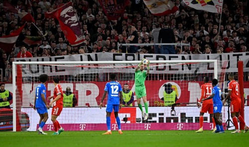 Penalty area scene, goal room scene goalkeeper Mark Flekken Bayer 04 Leverkusen (01) action behind