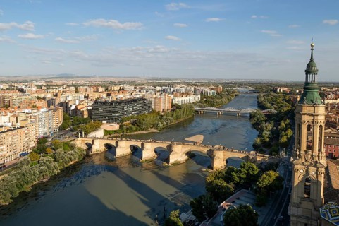 View looking down of historic Stone Bridge, Puente de Piedra, spanning the River Ebro, Zaragoza,