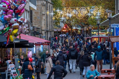 Full city center, shopping street, Kettwiger Straße pedestrian zone in Essen, first takeaways and