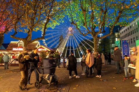 Full city center, shopping street, Kettwiger Straße pedestrian zone in Essen, first takeaways and