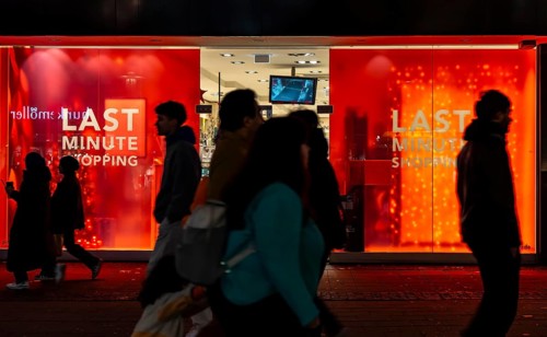 Full city center, shopping street, Kettwiger Straße pedestrian zone in Essen, shop window of a