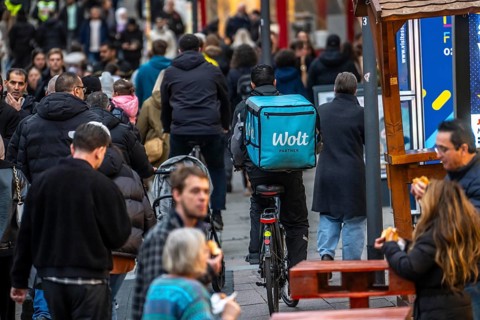 Full city center, shopping street, Kettwiger Straße pedestrian zone in Essen, bicycle courier from