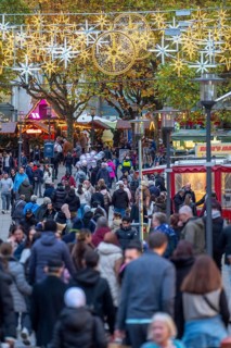 Full city center, shopping street, Kettwiger Straße pedestrian zone in Essen, first takeaways and