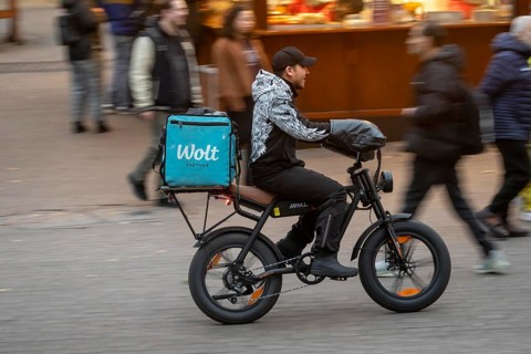 City center, shopping street, Kettwiger Straße pedestrian zone in Essen, Wolt delivery service