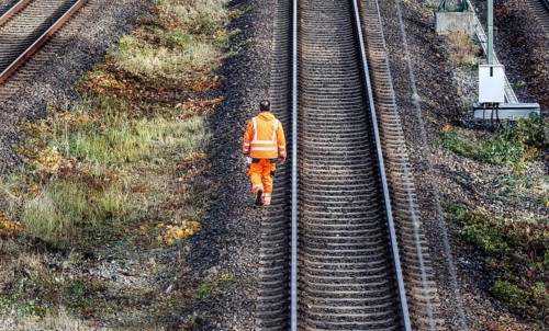 Construction worker walks along the tracks at Berlin Südkreuz station, 31.10.2025. There are no ICE