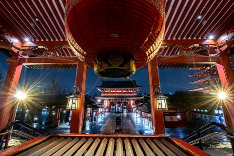 View from the main hall with a huge red lantern to the illuminated Hozomon Schazkammer Gate of