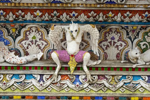 Decorative elements with pop culture references (for example comics, superheroes) in the stucco and