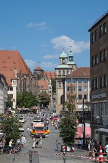 Emergency vehicle in the pedestrian zone, Königstraße, Hauptmarkt, Schöner Brunnen, Town Hall, Old