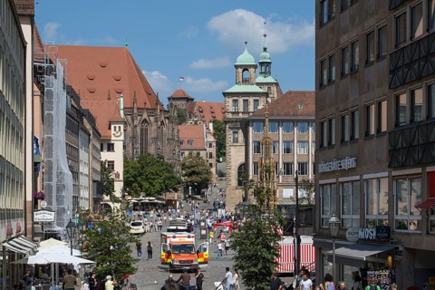 Emergency vehicle in the pedestrian zone, Königstraße, Hauptmarkt, Schöner Brunnen, Town Hall, Old