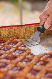 Hand cut a piece of raspberry pastry with a scraper on a tray, Streuobstmarkt, Sindelfingen,