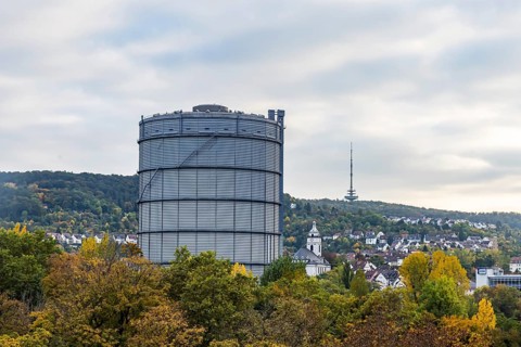 Stuttgart East with the 100-meter high gas boiler. The landmark of the complex is the 100-meter