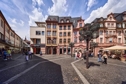 Bäckerei Brot Bassing - sourdough bakery, pizzeria Pizza Hut, system catering, row of houses,