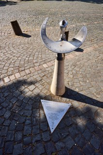 Precision sundial, technical device, square made of paving stones, sunny, Deutschhausplatz, Mainz,