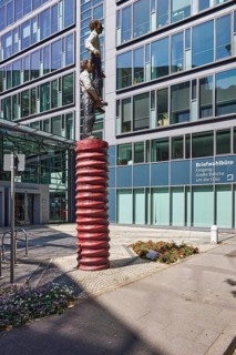 Sculpture Two men, sculptor Stephan Balkenhol, Stadthaus Große Bleiche, building, modern
