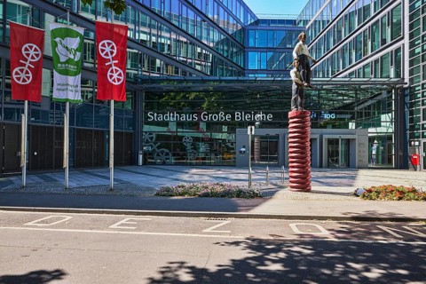 Stadthaus Große Bleiche, town hall, building, modern architecture, sculpture two men, sculptor