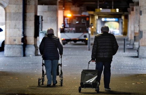 Retired couple with rolator and shopping van, Berlin, 30.10.2025, Berlin, Berlin, Germany
