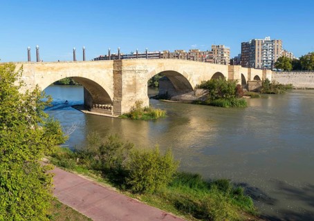 Historic the Stone Bridge, Puente de Piedra, spanning the River Ebro, Zaragoza, Aragon, Spain