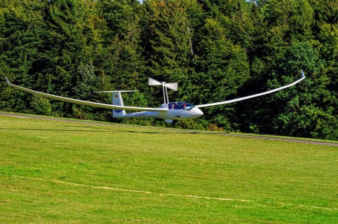 A Schempp-Hirth Arcus E motor glider, registration D-KWKU, during a screening as part of an air