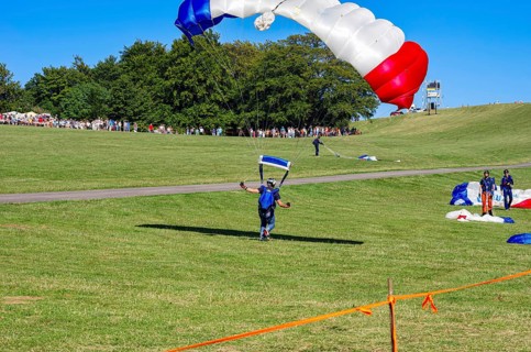 Landing of skydivers during an aerial acrobatic performance as part of an air show at the Rossfeld
