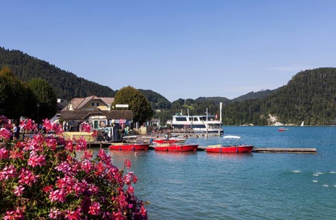 Lakeside promenade in Sankt Gilgen, Wolfgangsee, Salzkammergut, Salzburg, Austria