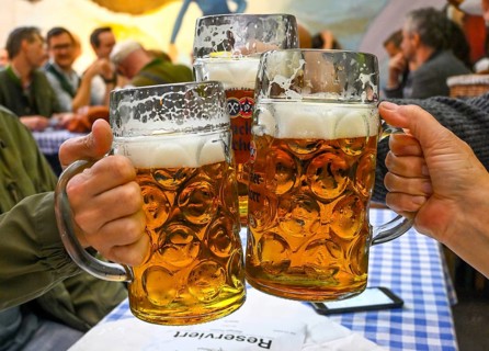 Guests toast with beer mugs, beer mug, Hacker-Pschorr party tent, Bavarian sky, Oktoberfest,