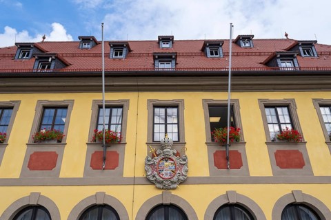 Facade with city coat of arms, town hall, market square, Deutsche Korbstadt, Lichtenfels, Upper