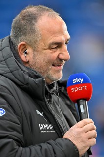 Coach coach Frank Schmidt 1. FC Heidenheim 1846 FCH portrait in interview microphone micro logo SKY