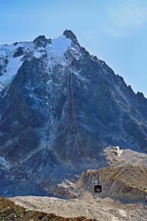 View of the arriving cable car from the Plan de l'Aiguille middle station, in the back the mountain