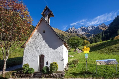 St. Katarina chapel, Einödsbach, behind Trettachspitze, Mädelegabel and Hochfrottspizte, autumn