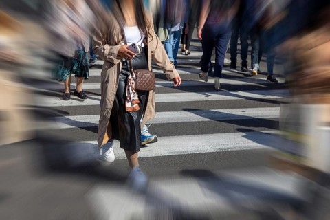 Symbolic image: Large crowd crossing a zebra crossing