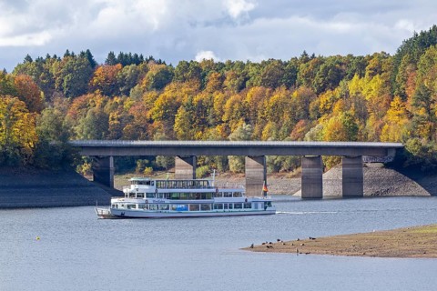 Excursion boat, bridge, Biggesee near Sondern, Olpe, Sauerland, North Rhine-Westphalia, Germany