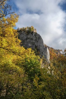Schaufelsen und Schloss Hausen, also known as the ruins of Hausen, surrounded by autumn vegetation,