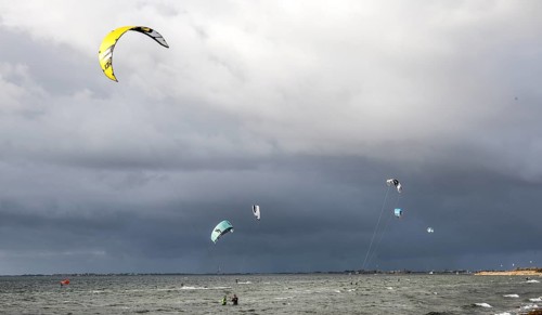 Kite surfing on the beach, Fehmarn, 16.10.2025, Fehmarn, Schleswig-Holstein, Germany