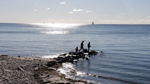 Beach scene on Fehrmannsundstrand in sunny autumn weather, Fehmarn island, 18.10.2025, Fehmarn,