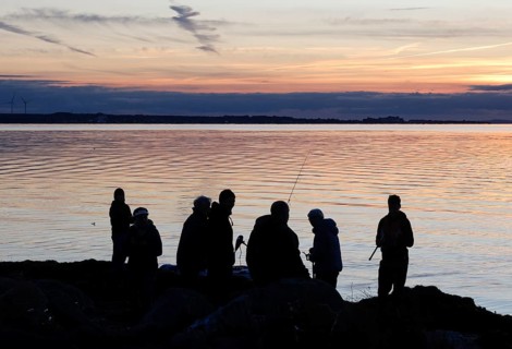 Anglers on the beach during sunset, Fehmarn Island, 18.10.2025, Fehmarn, Schleswig-Holstein,