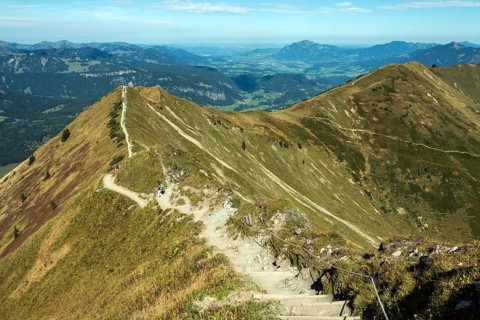 View from Fellhorn to Schlappoldkopf and Söllerkopf with Fellhorn ridge hiking trail, behind