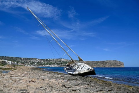 Stranded sailing yacht, storm, severe weather, Jávea or Xàbia, Alicante Province, Comunidad