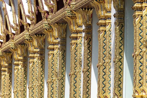 Columns with mosaic decorations (Lai Kranok), also: golden, mosaic-decorated Thai temple columns