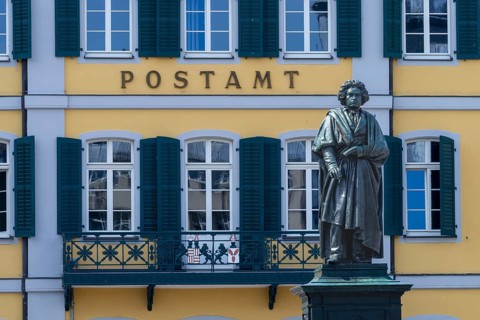 Beethoven, memorial, statue, Münsterplatz, behind it the main post office in the Fürstenberg Palace