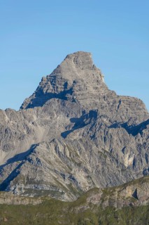Mountain panorama from the Koblat-Höhenweg on the Nebelhorn across the Obertal with lush green