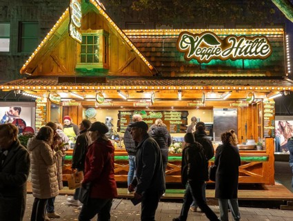 Snack stand at a city festival, Veggie Hütte, only sells vegetarian and vegan dishes, Essen, North