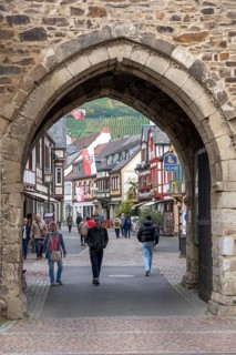 The old town of Ahrweiler, arch of the Ahrtor, city gate, city wall, Ahrhutstraße, renovated,