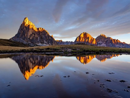 Alpine glow, reflection of the Ra Gusela and Tofane mountains at sunrise, Passo di Giau, Giau Pass,
