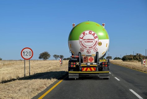 Truck on expressway B1 between Windhoek and Otjiwarongo, speed limit 120 km/h, near Otjiwarongo,