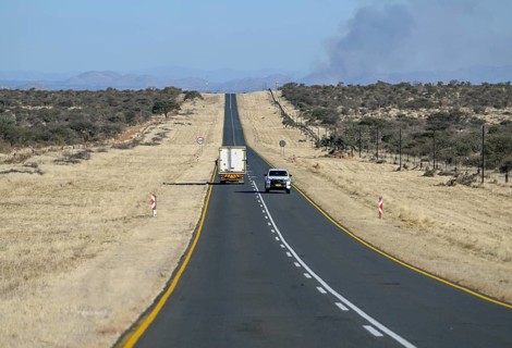 Cars on expressway B1 between Windhoek and Otjiwarongo, near Okahandja, Otjozondjupa region,